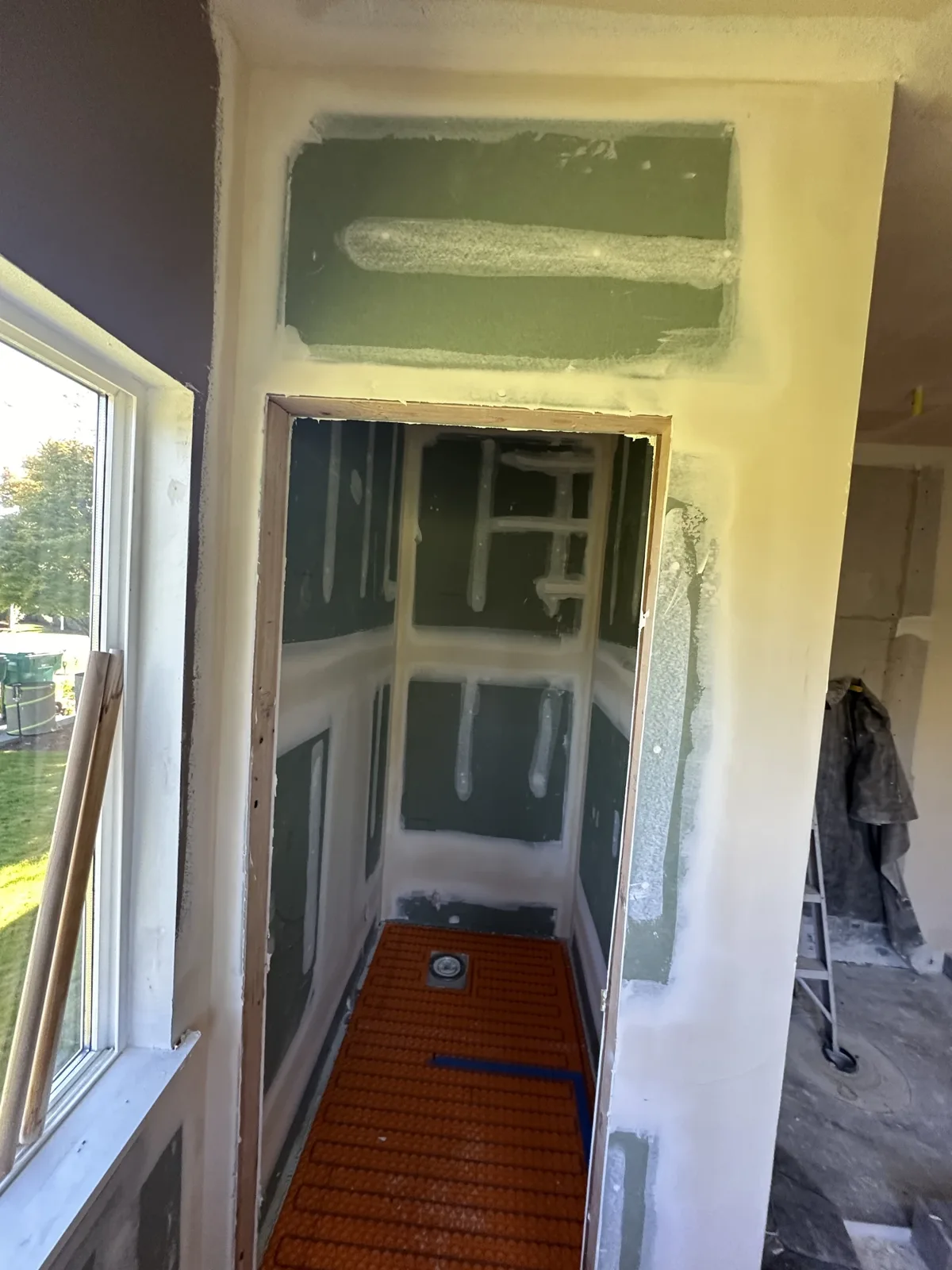 Shower walls in cement board above the membrane-covered floor